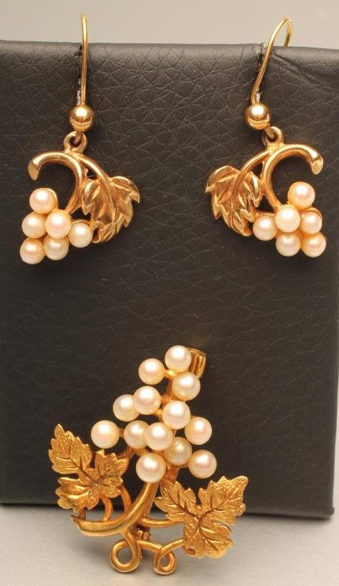 A 9CT GOLD AND SEED PEARL BROOCH AND MATCHING PENDANT EARRINGS as bunches of grapes Image