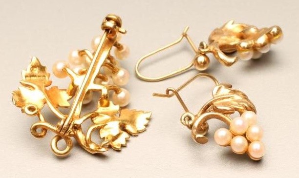 A 9CT GOLD AND SEED PEARL BROOCH AND MATCHING PENDANT EARRINGS as bunches of grapes Image