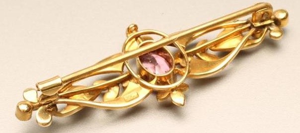 A LATE VICTORIAN 15CT GOLD BROOCH Image