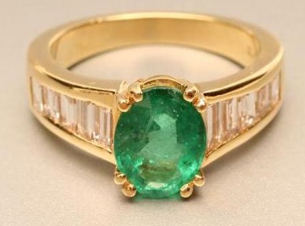 AN EMERALD AND DIAMOND DRESS RING Image