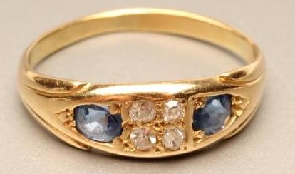 A VICTORIAN SAPPHIRE AND DIAMOND RING centred by four diamond points flanked by two oval facet cut Image