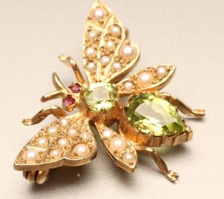A PERIDOT AND SEED PEARL 9CT GOLD FLY BROOCH Image
