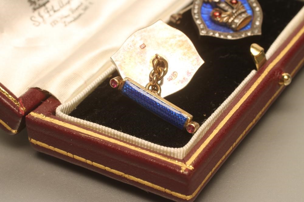 A PAIR OF CUFFLINKS Image