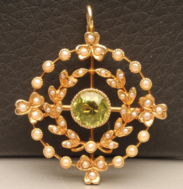 AN EDWARDIAN PERIDOT AND SEED PEARL PENDANT/BROOCH Image