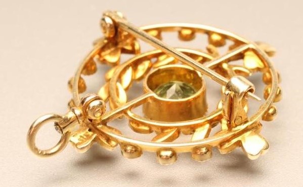 AN EDWARDIAN PERIDOT AND SEED PEARL PENDANT/BROOCH Image