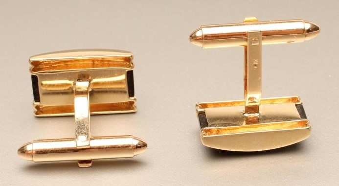 A PAIR OF 14KT GOLD CUFFLINKS Image