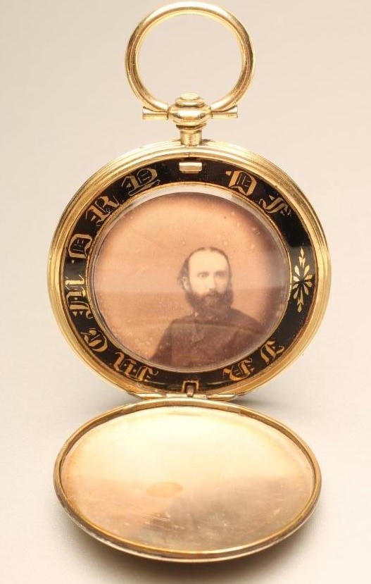 A LATE VICTORIAN MOURNING LOCKET/FOB Image
