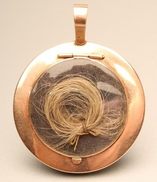 A VICTORIAN MOURNING PENDANT LOCKET Image