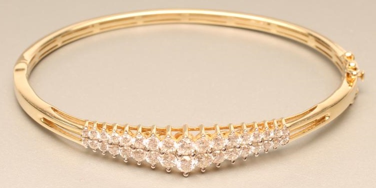 A DIAMOND STIFF HINGED BANGLE Image