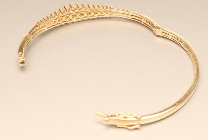 A DIAMOND STIFF HINGED BANGLE Image