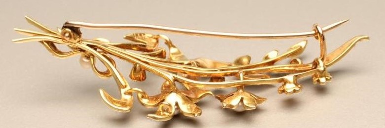 AN EDWARDIAN SEED PEARL SPRAY BROOCH Image