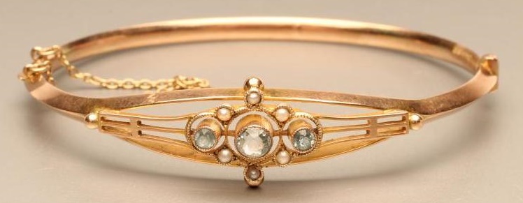 A 9CT GOLD STIFF HINGED BANGLE Image