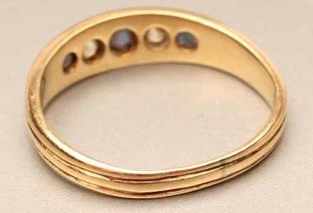 A VICTORIAN 18CT GOLD RING Image