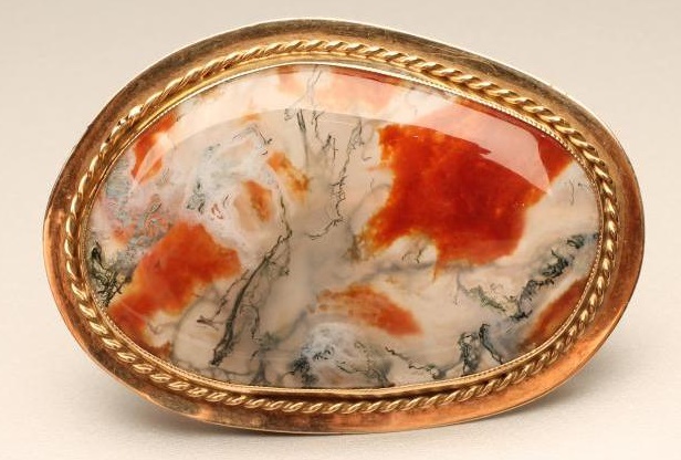A MOSS AGATE BROOCH Image