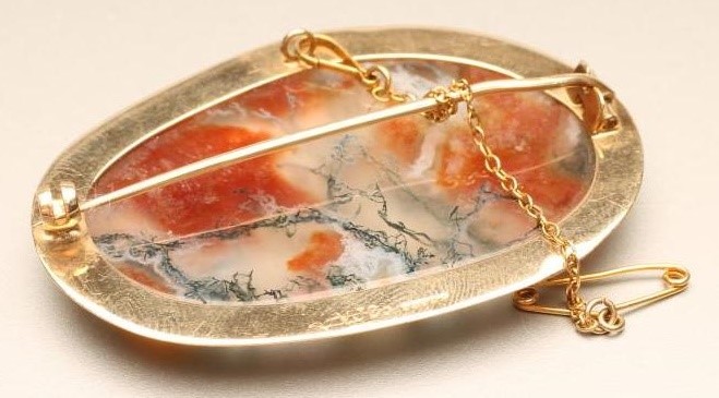 A MOSS AGATE BROOCH Image