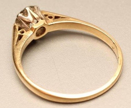 A SOLITAIRE DIAMOND RING Image