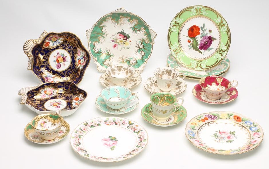 A COLLECTION OF ENGLISH PORCELAIN TABLEWARE Image