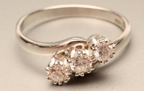 A THREE STONE DIAMOND RING Image