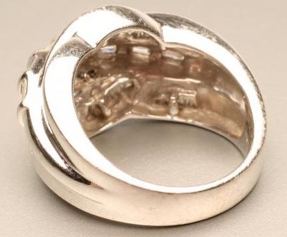 A DIAMOND COCKTAIL RING Image