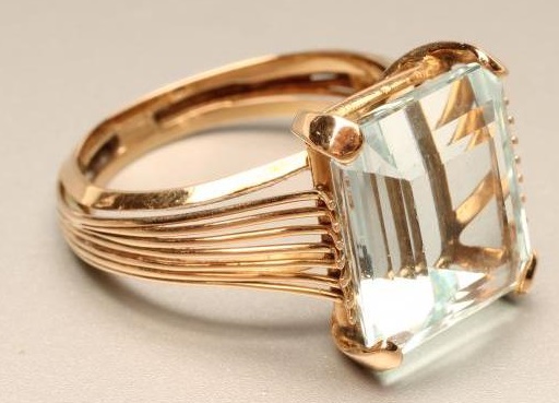 AN AQUAMARINE COCKTAIL RING Image