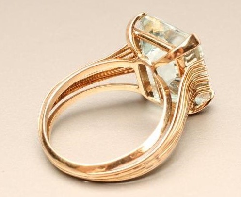 AN AQUAMARINE COCKTAIL RING Image