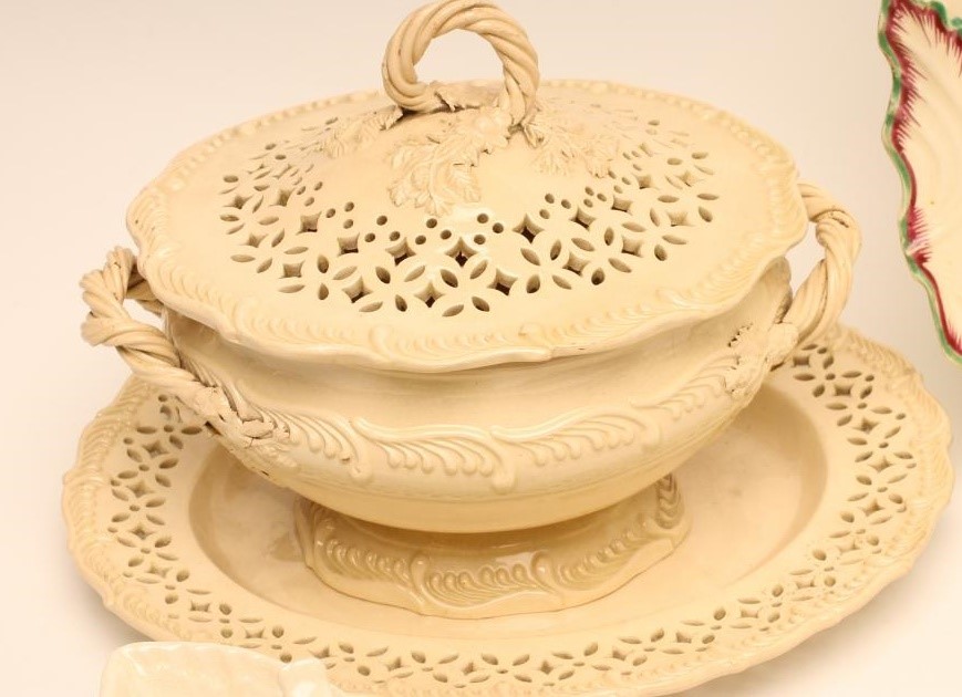 A COLLECTION OF LEEDS AND OTHER CREAMWARE Image