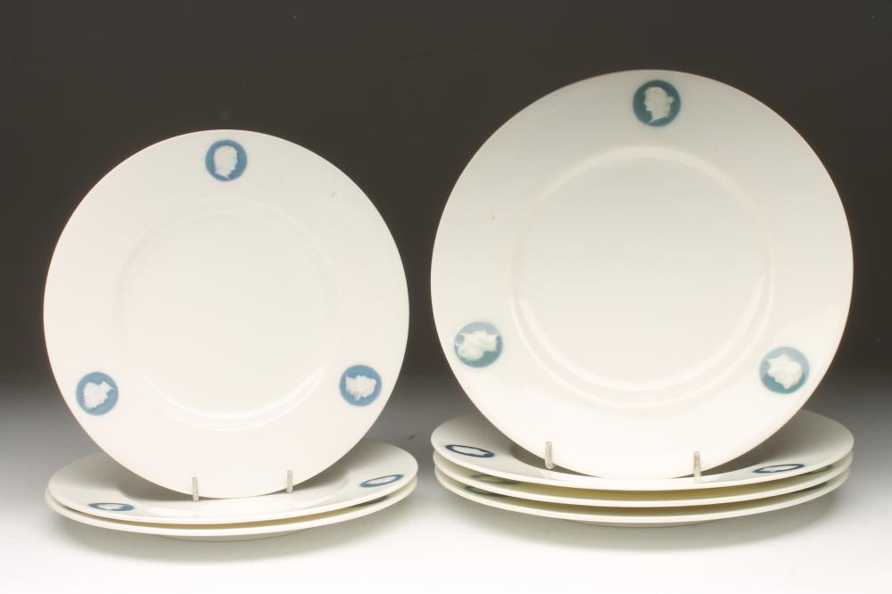 A SET OF FOUR VICTORIAN MINTON CHINA DINNER PLATES Image