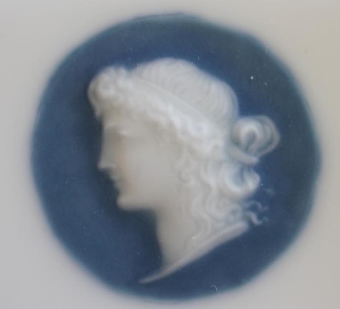 A SET OF FOUR VICTORIAN MINTON CHINA DINNER PLATES Image