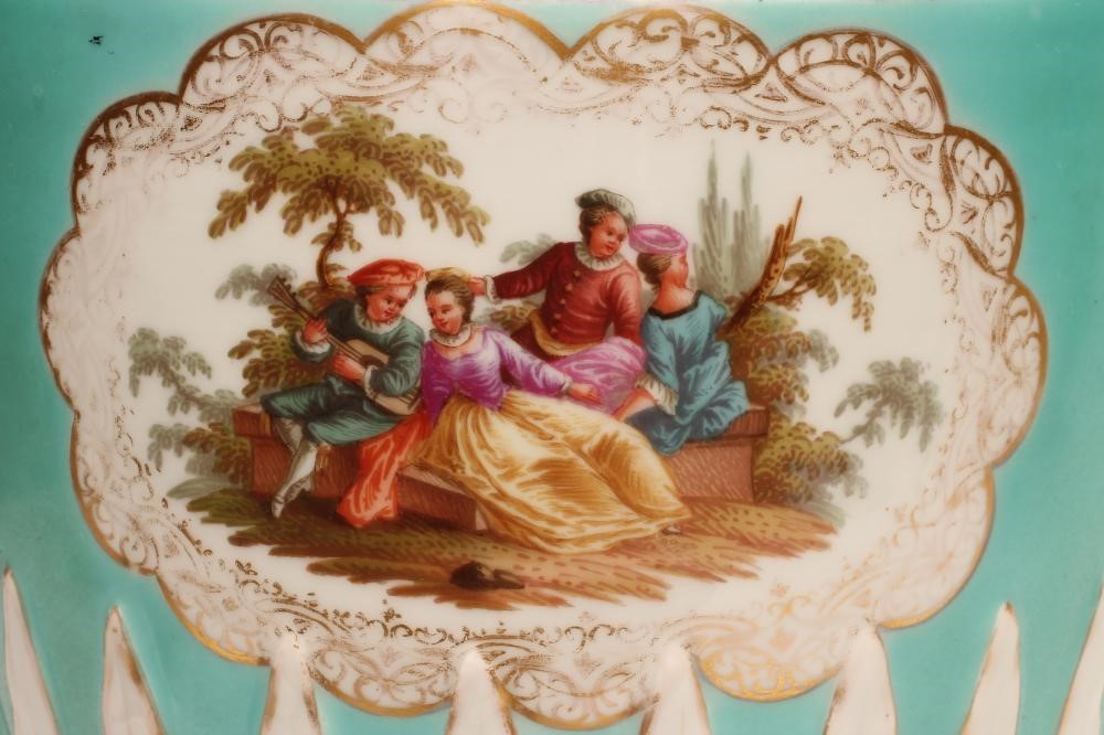 A DRESDEN PORCELAIN POT POURRI URN AND FIXED COVER Image