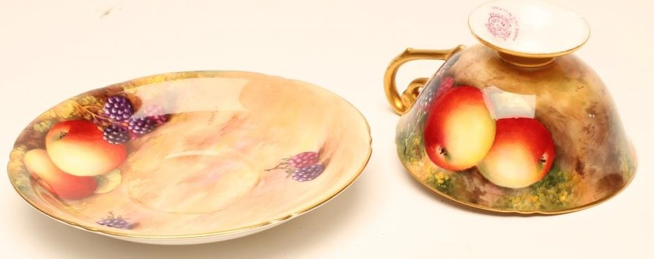 A ROYAL WORCESTER CHINA TEA CUP AND SAUCER Image