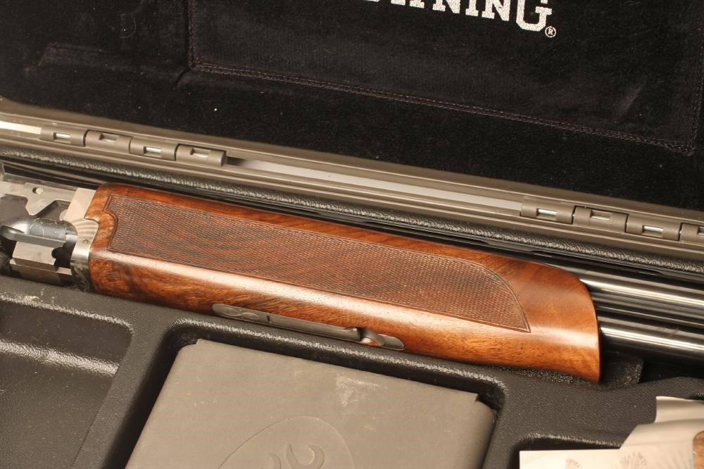 A BROWNING B725 HUNTER OVER AND UNDER 12 BORE SHOTGUN Image