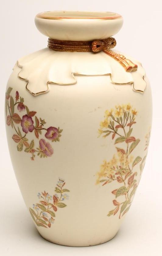 A VICTORIAN ROYAL WORCESTER CHINA VASE Image