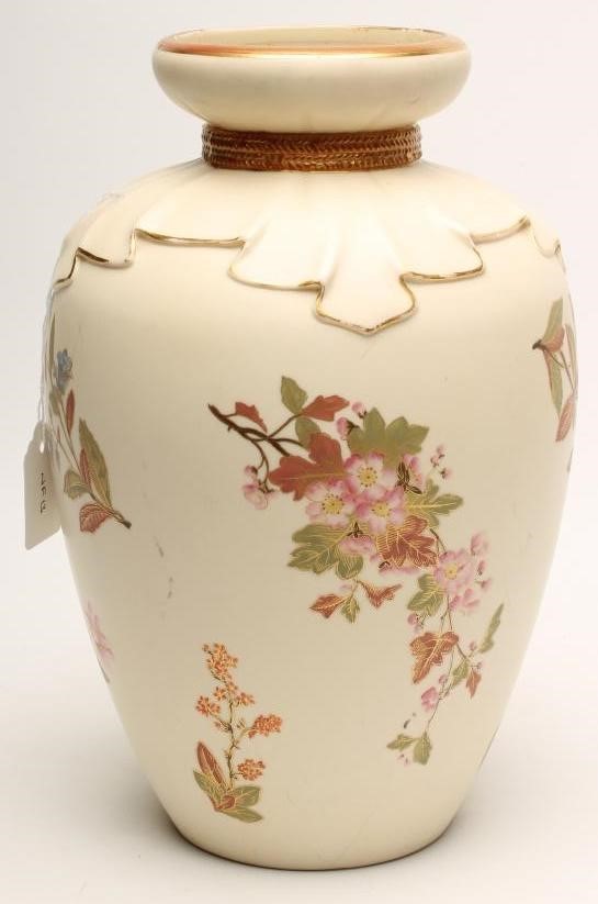 A VICTORIAN ROYAL WORCESTER CHINA VASE Image