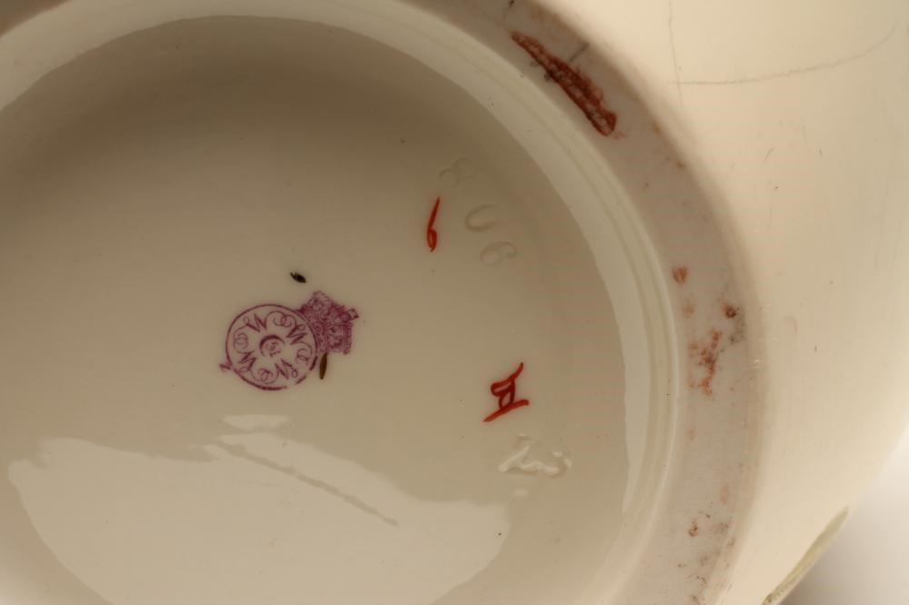 A VICTORIAN ROYAL WORCESTER CHINA VASE Image