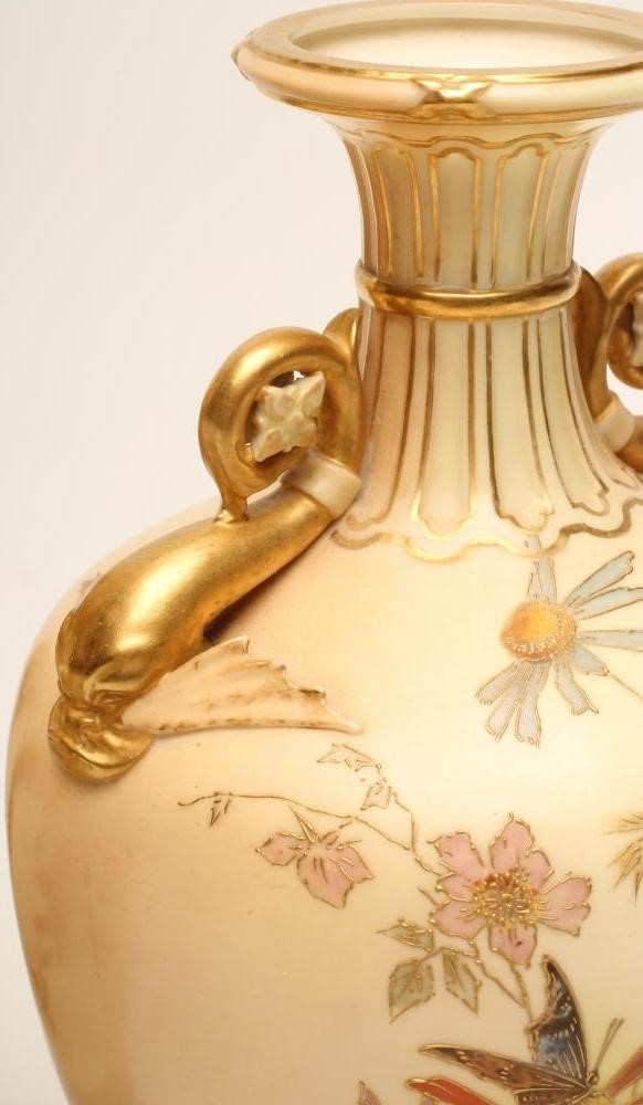 A LATE VICTORIAN ROYAL WORCESTER BLUSH IVORY CHINA VASE Image