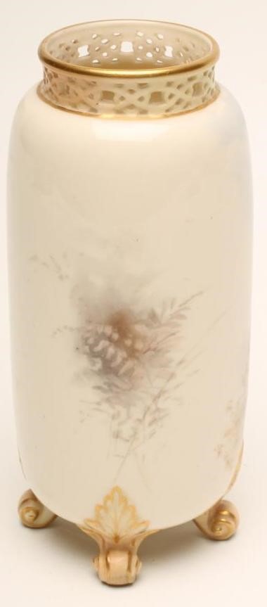 AN EDWARDIAN ROYAL WORCESTER CHINA VASE Image