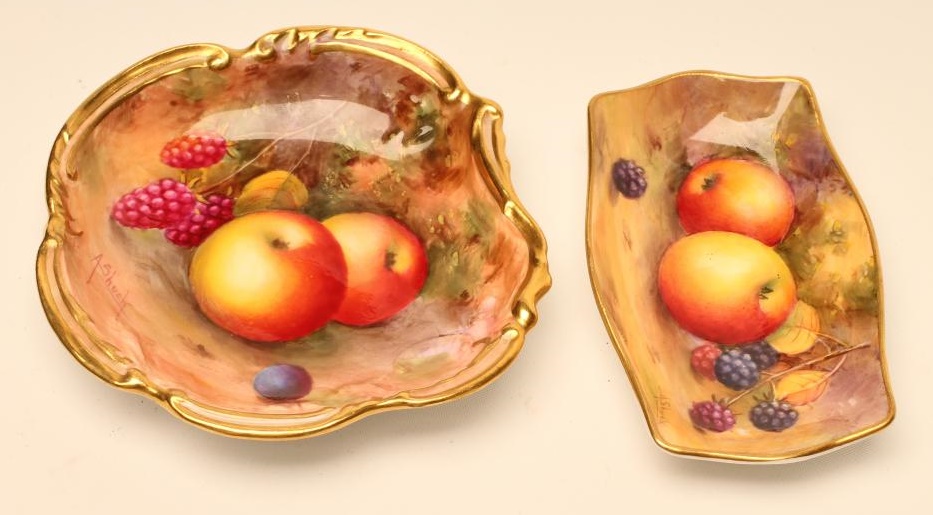 A ROYAL WORCESTER CHINA PIN TRAY Image