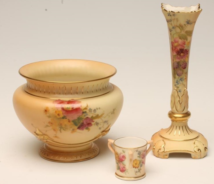 AN EDWARDIAN ROYAL WORCESTER CHINA BLUSH IVORY BUD VASE Image