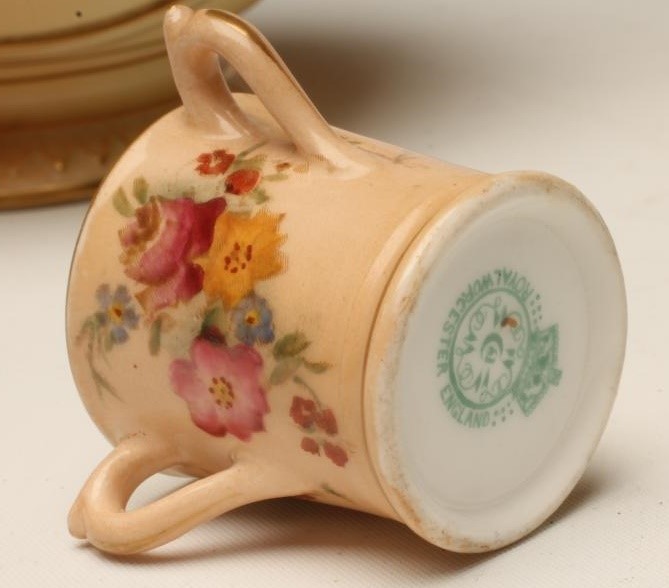AN EDWARDIAN ROYAL WORCESTER CHINA BLUSH IVORY BUD VASE Image