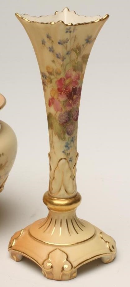 AN EDWARDIAN ROYAL WORCESTER CHINA BLUSH IVORY BUD VASE Image