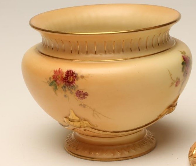 AN EDWARDIAN ROYAL WORCESTER CHINA BLUSH IVORY BUD VASE Image
