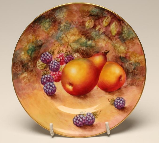 A ROYAL WORCESTER CHINA TEA PLATE Image