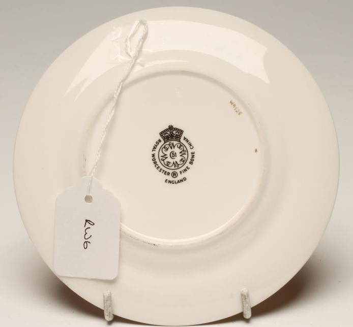 A ROYAL WORCESTER CHINA TEA PLATE Image