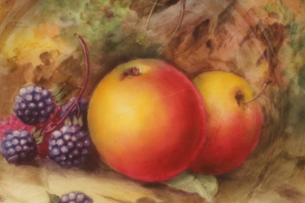 A ROYAL WORCESTER CHINA CABINET TEA PLATE Image