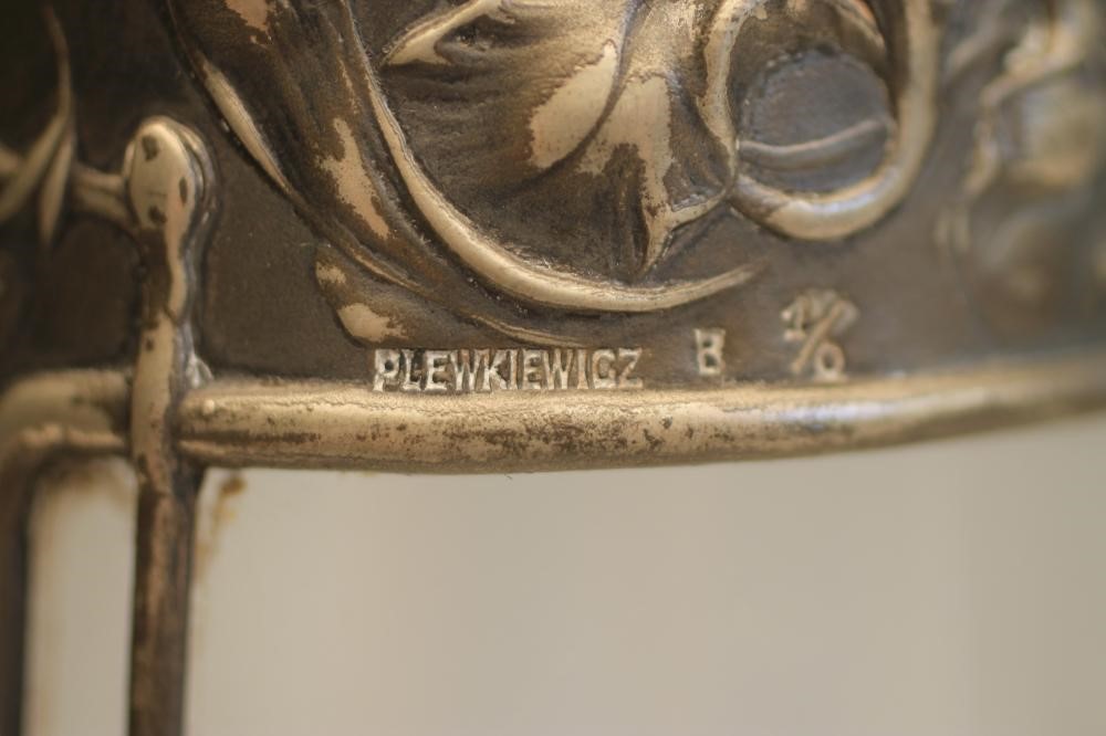 AN ART NOUVEAU PLEWKIEWICZ PEWTER MOUNTED CLARET JUG Image