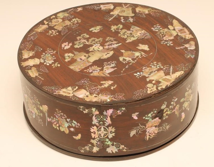 A CHINESE EXPORT ROSEWOOD BOX AND COVER Image