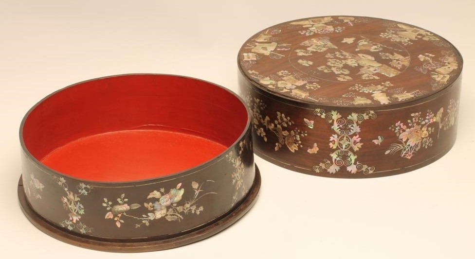 A CHINESE EXPORT ROSEWOOD BOX AND COVER Image