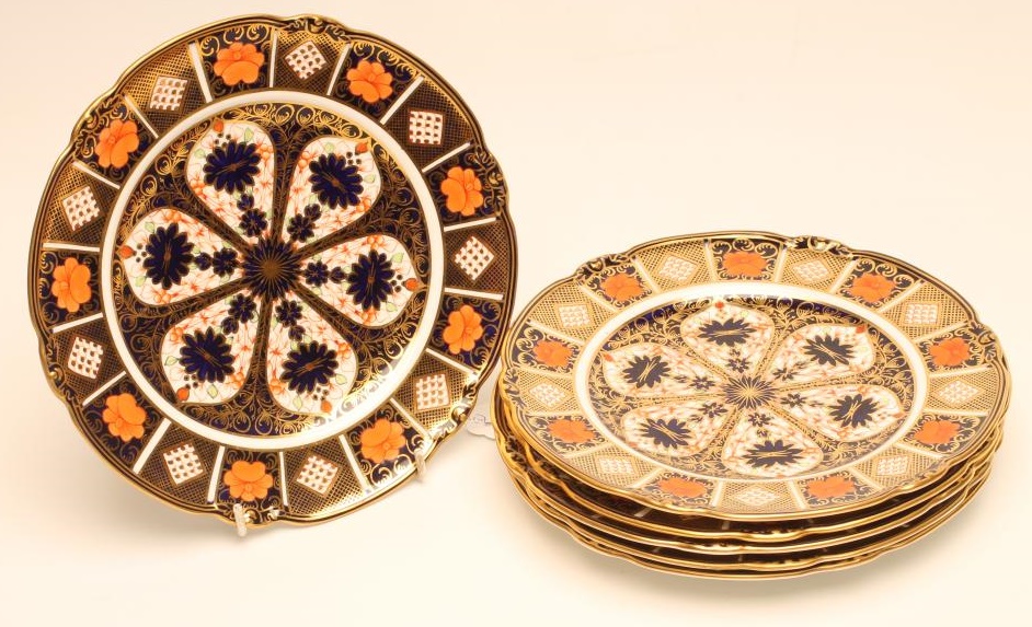 A SET OF SIX ROYAL CROWN DERBY CHINA DESSERT PLATES Image