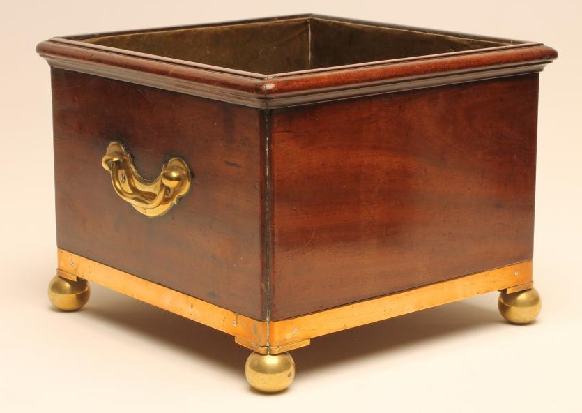 A GEORGIAN MAHOGANY JARDINIERE Image