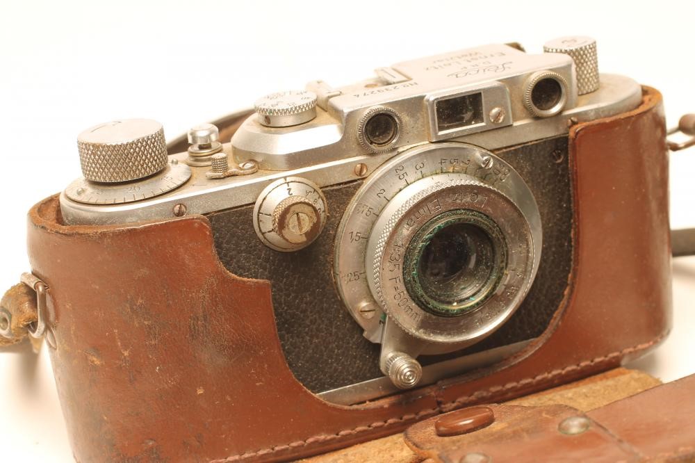 A LEICA ERNST LEITZ WETZLAR CAMERA with Leitz Elmar 1:3 Image